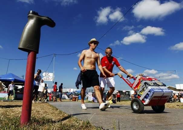 Chariot à Bière dans les allées de Glastonbury