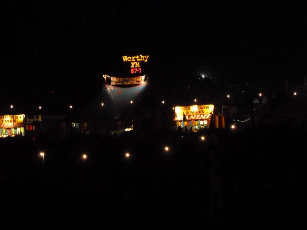L'enseigne lumineuse Worthy FM qui surplombe la Worthy Farm et l'Arena.