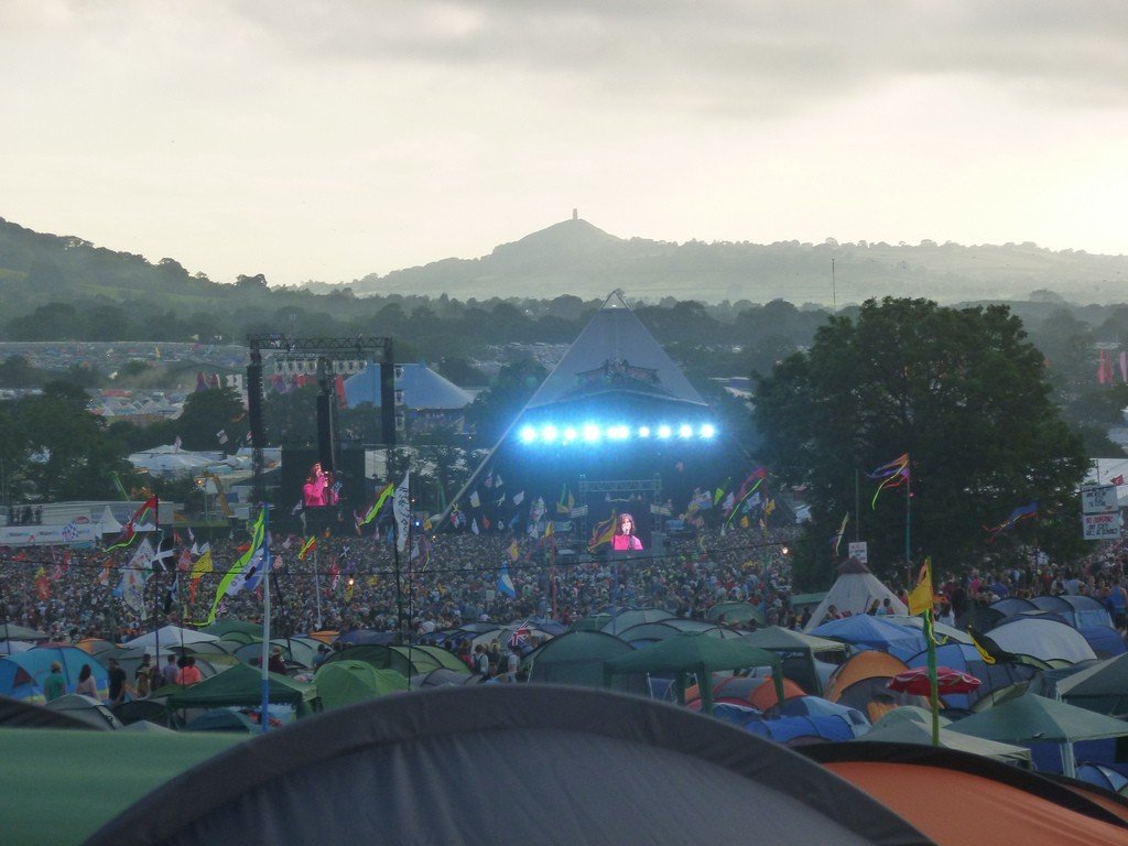 Primal Scream sur Pyramid stage vus depuis la tente.
