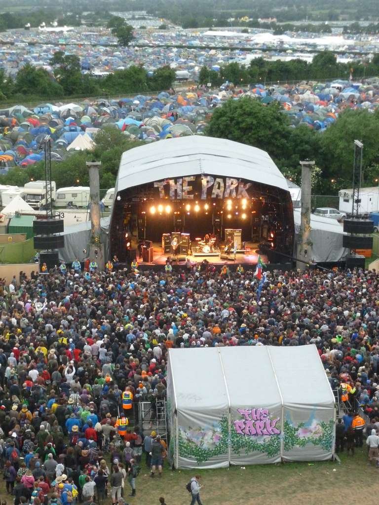 Dinosaur Jr sur la Park stage, vus depuis le sommet de la ribbon tower.