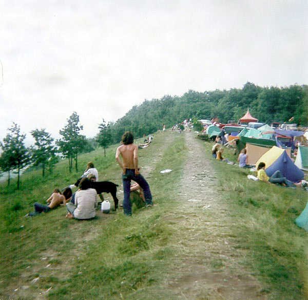 vue du free-festival de Glastonbury 1977