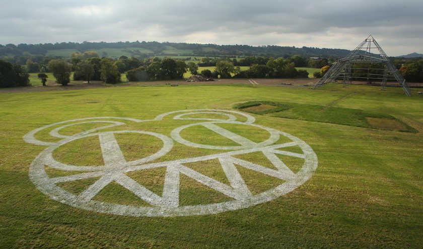 Logo Radiohead devant la Pyramide de Glastonbury